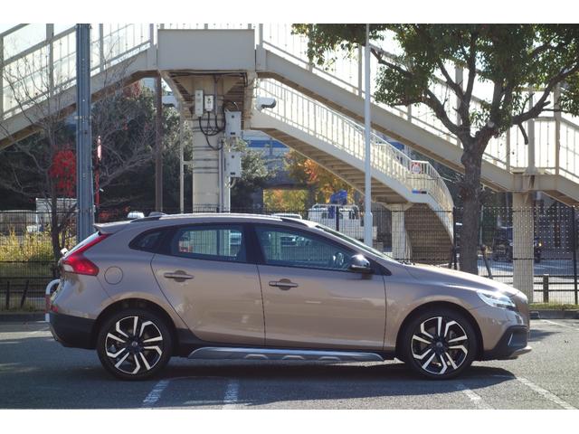 Ｖ４０ クロスカントリー　Ｔ５　ＡＷＤ　サマム　スタイリングＫＩＴ／アイシン８速ＡＴ／トールハンマーＬＥＤ／インテリセーフ／前後ドラレコ／ハーマンカードン／ロウカッパーＭ／チャコール・ブロンド２トーン革／Ｈ３０・３１・Ｒ３・４・５・７記録簿／１オナ（7枚目）