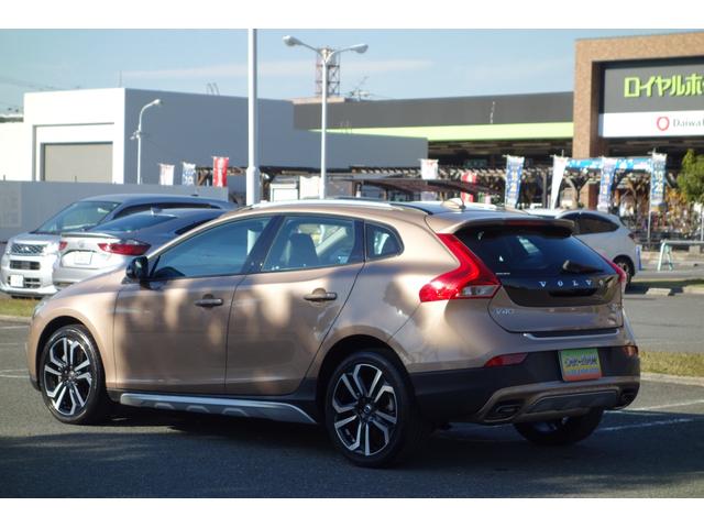 Ｖ４０ クロスカントリー　Ｔ５　ＡＷＤ　サマム　スタイリングＫＩＴ／アイシン８速ＡＴ／トールハンマーＬＥＤ／インテリセーフ／前後ドラレコ／ハーマンカードン／ロウカッパーＭ／チャコール・ブロンド２トーン革／Ｈ３０・３１・Ｒ３・４・５・７記録簿／１オナ（8枚目）