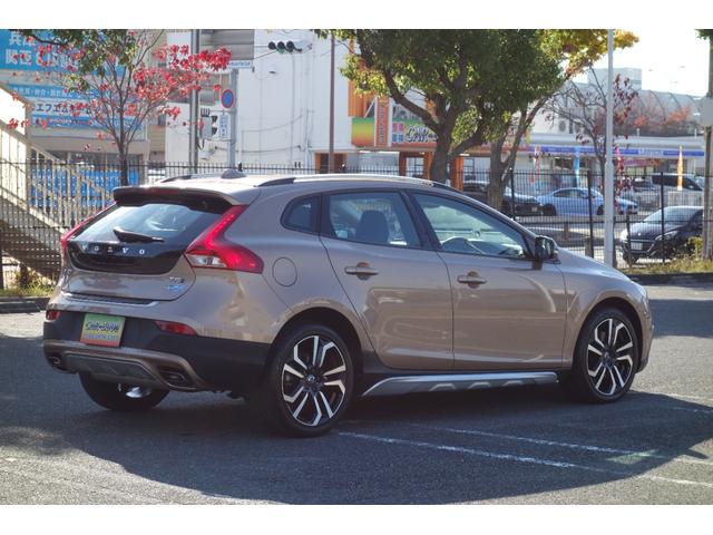 Ｖ４０ クロスカントリー　Ｔ５　ＡＷＤ　サマム　スタイリングＫＩＴ／アイシン８速ＡＴ／トールハンマーＬＥＤ／インテリセーフ／前後ドラレコ／ハーマンカードン／ロウカッパーＭ／チャコール・ブロンド２トーン革／Ｈ３０・３１・Ｒ３・４・５・７記録簿／１オナ（9枚目）