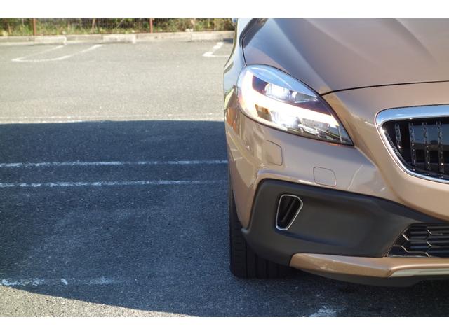 Ｖ４０ クロスカントリー　Ｔ５　ＡＷＤ　サマム　スタイリングＫＩＴ／アイシン８速ＡＴ／トールハンマーＬＥＤ／インテリセーフ／前後ドラレコ／ハーマンカードン／ロウカッパーＭ／チャコール・ブロンド２トーン革／Ｈ３０・３１・Ｒ３・４・５・７記録簿／１オナ（18枚目）