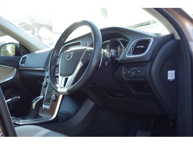 Ｖ４０ クロスカントリー　Ｔ５　ＡＷＤ　サマム　スタイリングＫＩＴ／アイシン８速ＡＴ／トールハンマーＬＥＤ／インテリセーフ／前後ドラレコ／ハーマンカードン／ロウカッパーＭ／チャコール・ブロンド２トーン革／Ｈ３０・３１・Ｒ３・４・５・７記録簿／１オナ（27枚目）