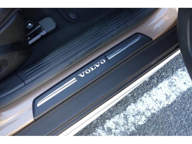 Ｖ４０ クロスカントリー　Ｔ５　ＡＷＤ　サマム　スタイリングＫＩＴ／アイシン８速ＡＴ／トールハンマーＬＥＤ／インテリセーフ／前後ドラレコ／ハーマンカードン／ロウカッパーＭ／チャコール・ブロンド２トーン革／Ｈ３０・３１・Ｒ３・４・５・７記録簿／１オナ（31枚目）