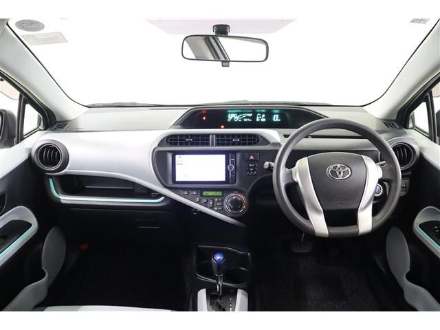 フードが低いセンターメーターで運転席からの視界は良く、助手席からもメータの情報を見ることが出来ます。操作ボタンやダイヤルが届きやすい位置に配置されていて利便性も良い使いやすい運転席廻りです。