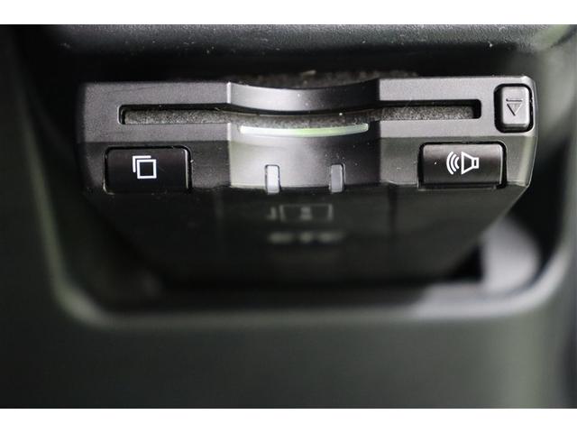 ＥＴＣはナビ連動機能付です。利用日や料金の確認がモニターで出来て便利ですよ。納車前には使用できるようにセットアップをさせていただきます。ＥＴＣカードの取扱もしておりますのでご相談下さいね。