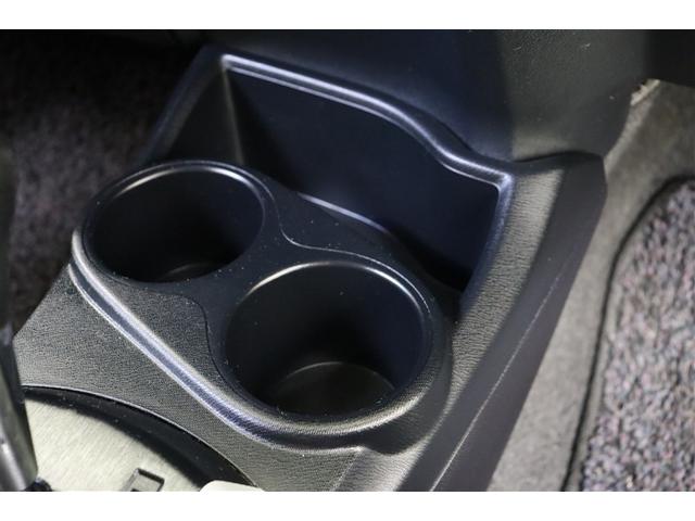 手の届きやすい所にドリンクホルダーを装備しています。前方には収納ポケットも備えています。