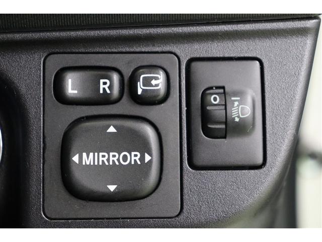 サイドミラーは電動格納ミラーなので、運転席からのボタン操作で格納できます。ミラーを閉じて入る立体駐車場などでは、有ると便利な機能です。