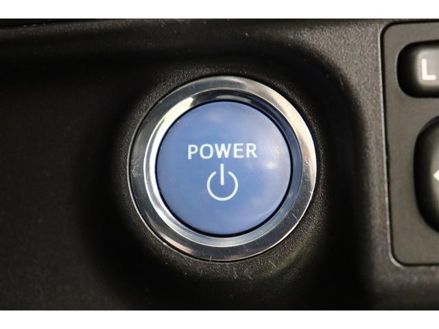 プッシュスタートです。キーを携帯しブレーキペダルを踏みこみ、ボタンを押すとエンジンがスタートします。鞄やポケットからキーを取り出さなくてもいいのは楽ですね。