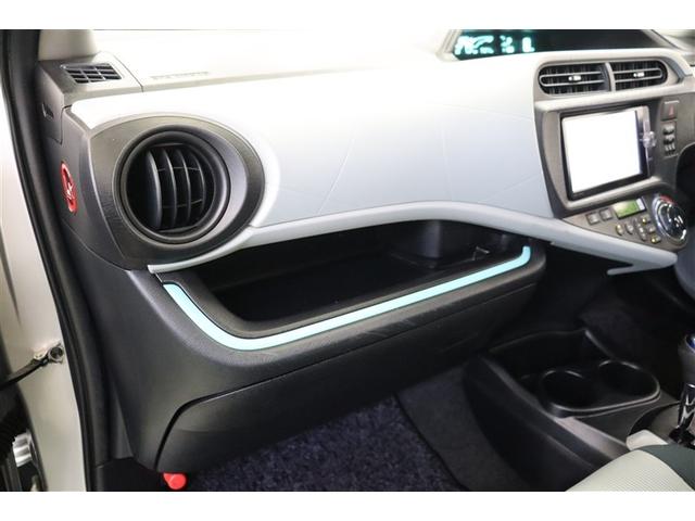 奥行きがあり使いやすい助手席アッパートレイです。スマホや日傘などすぐに取り出したいものを置くのに便利ですよ。薄型のボックスティッシュも収まります。