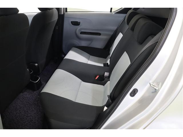 後部座席も広く、奥行きのある座席は身長が高い方でも快適に過ごせます。座面は深さもあるのでゆったりと座れて快適なドライブが楽しめます。