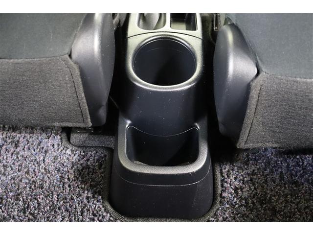 センターには後部座席用のドリンクホルダーも装備されています。運転席からも手が届きやすいので、ドライバーの２本目キープとしても役立ちます。