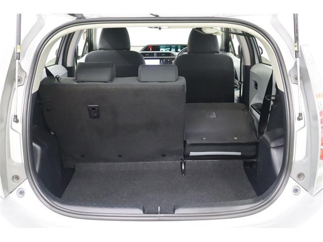 シートは６：４分割で片方だけ倒せます。荷物の多さや乗車人数にあわせてフレキシブルにアレンジできます。後部座席に乗車しながら長尺物も積み込めます。