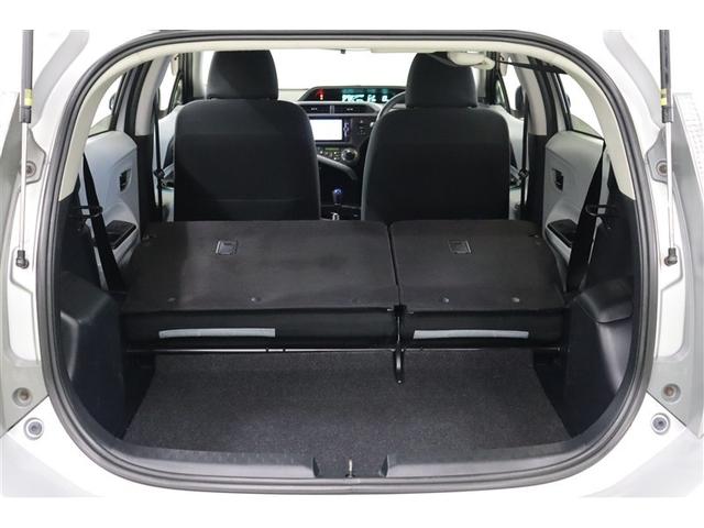 シートを倒してしまえば、段差はあるものの広々としたスペースが現れます。