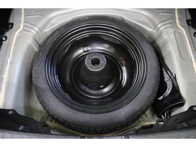 ラゲージスペースの床下にはスペアタイヤを装備しています。