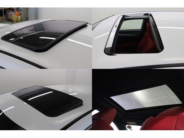 チルト＆スライドの２ＷＡＹ式電動ムーンルーフを装備しています。室内に爽やかな風と優しい光が入り、ゆったりした空間を体感できます。後部座席でも窮屈感がなく空が見える快適なドライブを楽しめます。