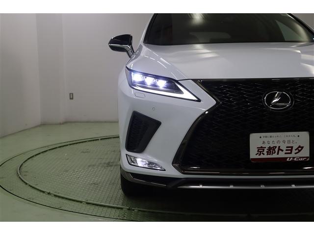 華やかさのある三眼式ヘッドライトは環境に優しく経済的なＬＥＤ。汚れや積雪を取り除いてくれるヘッドライトウォッシャー付です。オートライト、オートハイビームも搭載。面倒なヘッドライトの切替えは不要です。