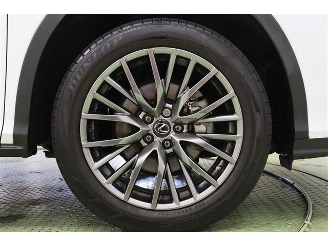 精悍なデザインの純正アルミホイールを装着しています。さりげなく主張するレクサスマークが、レクサスオーナーとしての満足感を高めます。