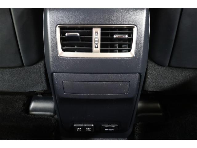 後部座席用のエアコン吹出し口を装備。この吹出し口が有ると後席の快適性はぐんとアップします。足元には最大消費電力１００Ｗ以下の電気製品を使用できる１００Ｖ・１００Ｗ電源とＵＳＢポートも装備されています。