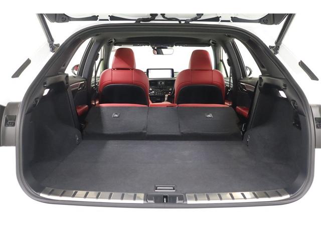 バックドアはパワーバックドアです。足先をリヤバンパーの下のキックセンサーに近づけて引く動作で開閉できるハンズフリー機能も備えています。両手がふさがっていてもバックドアを開閉できる便利な機能です。