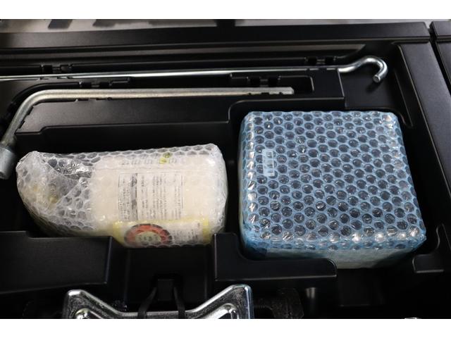 パンク修理キットを装備しています。最近は未使用のままで廃棄となるスペアタイヤが多いので、エコの観点からパンク修理キット付が増えています。軽量化によって燃費の向上にも一役かっているそうです。