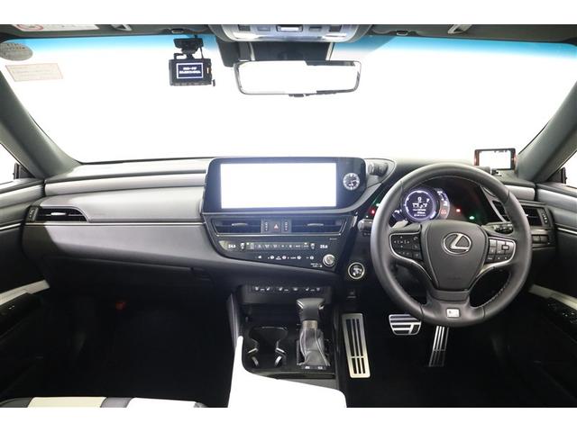 コックピットのような空間の適度な包まれ感と、低い位置で水平軸をとったインパネによる広々とした開放感が両立したクオリティーの高い運転席廻りです。Ｆスポーツ専用アナログ時計がレクサスらしいですね。