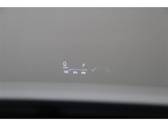 ヘッドアップディスプレイ（ＨＵＤ）です。運転に必要な情報をフロントガラスの視野内に投影することで視線を外さず確認できます。車速のほかに道路標識表示など、さまざまな情報をワイドに表示します。