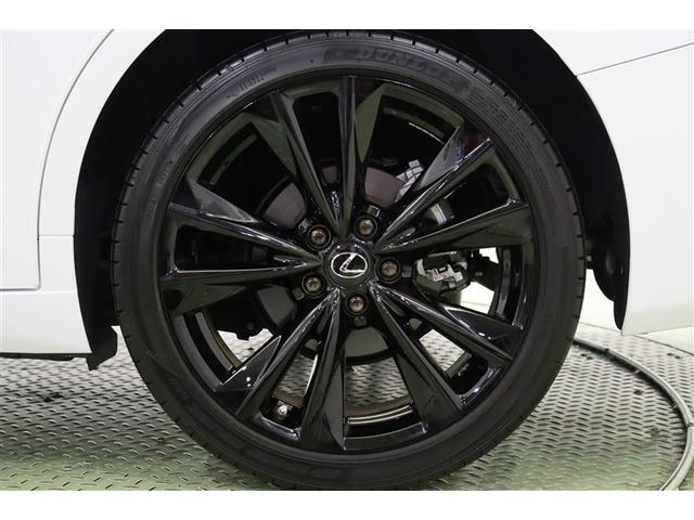 フロントグリルの黒色とマッチする艶のある黒色の１９インチアルミホイールを装着。足元をシャープに引き締めてくれます。