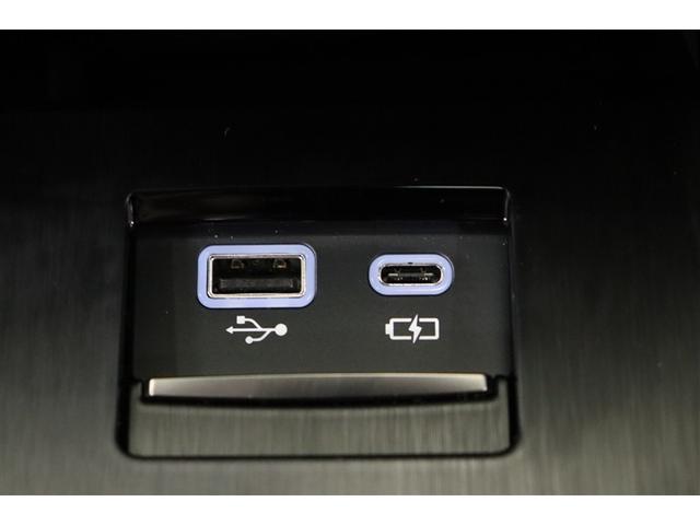 データ通信用と充電用のＵＳＢポートが装備されています。ｉＰｈｏｎｅやスマートフォンを繋いで音楽を再生したり、充電したり。車内にあると便利なアイテムのひとつですね！