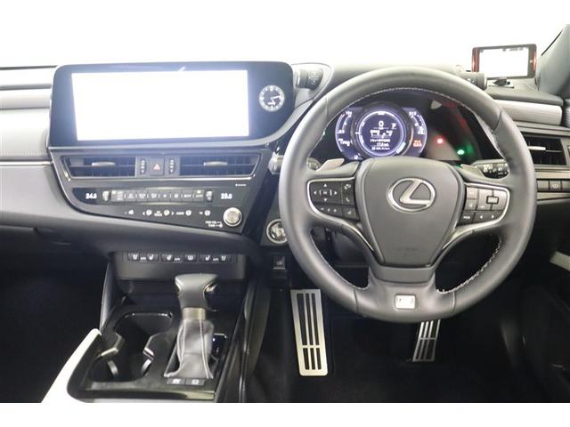 ステアリングから手を放すことなく瞬時にシフトチェンジできるパドルシフト付。長く続く下り坂などで便利ですよ。ステアリングにはヒーターも装備。手のひらから温めてくれるので手先が冷える寒い時期も快適です。