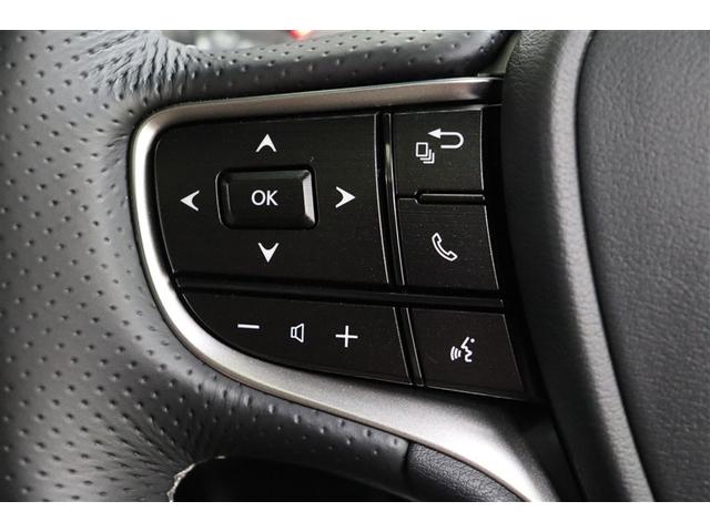 ステアリングスイッチでハンズフリー電話や音声認識、オーディオ操作やマルチインフォメーションディスプレイ内の表示切替えなどが出来ます。走行中に視線を逸らさず出来る手元操作は安全運転につながります。