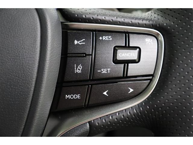 追従機能付クルーズコントロール搭載です。先行車を検知して適切な車間距離を保てる速度に自動で調整、先行車がいなくなったら設定速度で走行を続けてくれます。運転操作の負担を軽減し、疲労軽減に貢献してくれます