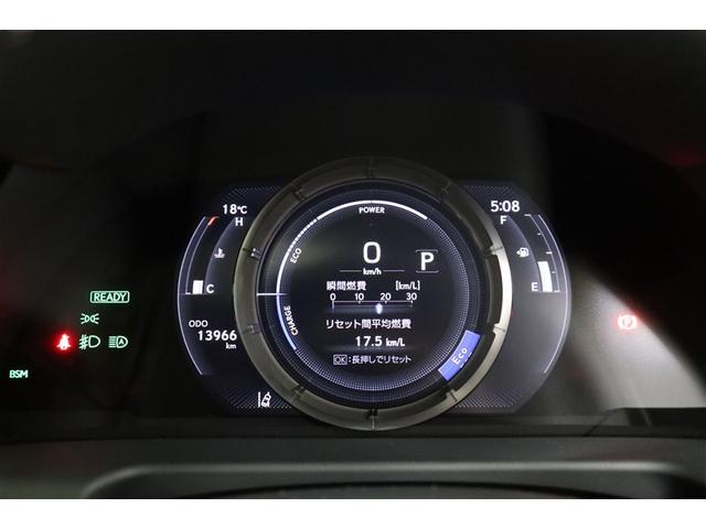 Ｆスポーツ専用デザインのＴＦＴ液晶メーターが装着されています。タコメーター部分は可動式。車両情報の表示内容に合わせて左右にスライドします。