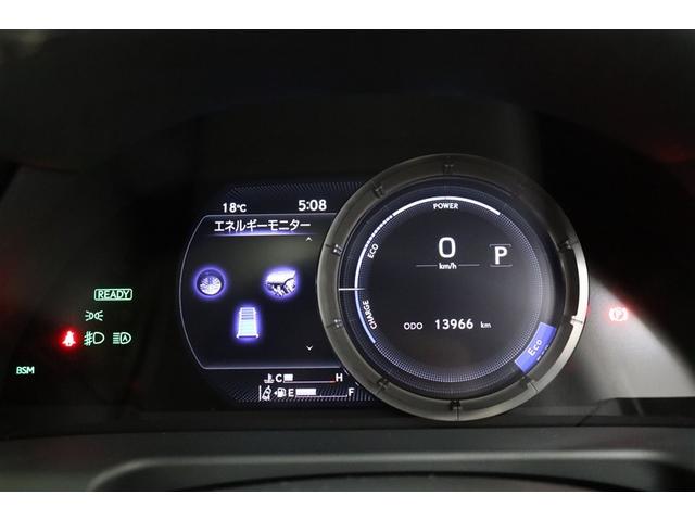 このようにリング部分がスライドし、左側にインフォメーションエリアが現れる斬新なデザインになっています。