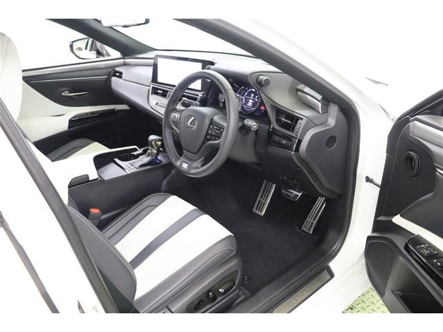 【トラクションコントロール】が濡れた路面や雪道等で常に安定した走行をサポート。ペダルを踏み続けなくても停車状態を保持する【ブレーキホールド】が運転者の疲労軽減に貢献しています。