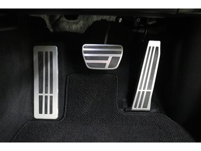 スポーティさを際立たせるＦスポーツ専用アルミ製スポーツペダルとフットレストです。アクセルペダルやブレーキペダルを踏みこむ爽快感を大いに与えてくれます。