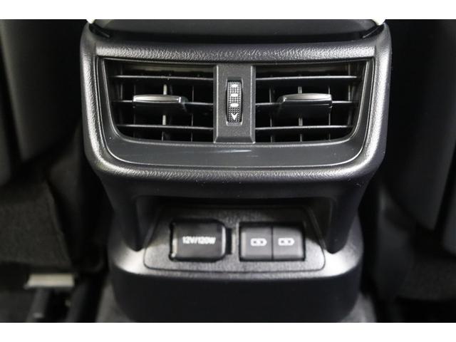 後部座席に向けたエアコン吹き出し口が装備されています。この吹き出し口が有ると、リヤエアコンがなくても後席の快適性はぐんとアップします。足元にはＵＳＢポートが装備されています。