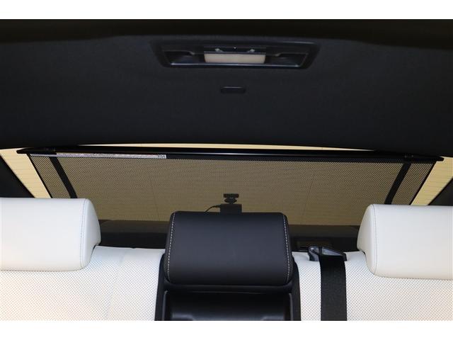 後部方向から降り注ぐ直射日光を遮るリヤガラスサンシェードを装備しています。プライバシーも保護し、落ち着いた空間を提供してくれます。