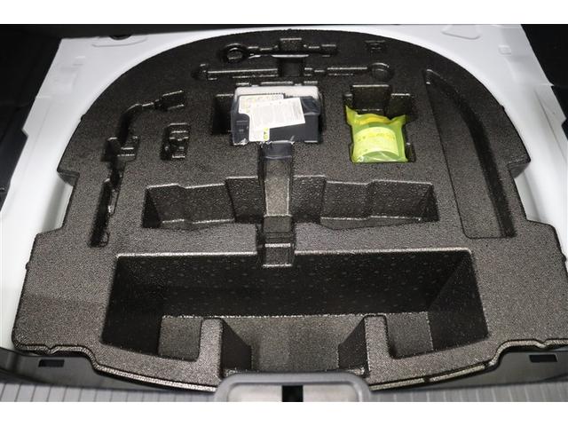 ラゲージスペースには床下収納を備えています。洗車用品などを入れておけて便利ですよ。スペース内にパンク修理キットを装備しています。最近は未使用のまま廃棄となるスペアタイヤが多いので、エコですね。