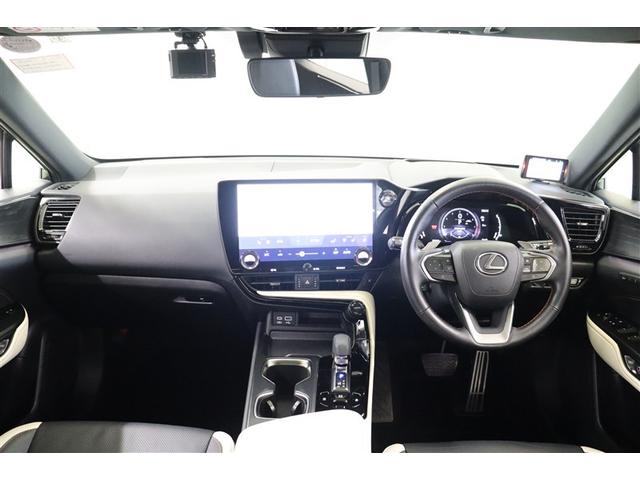 センターにレイアウトされた大型ディスプレイ内で機能切替を操作するため、スイッチ類を省いた水平基調の広々としたステアリング廻りです。直感的に操作できるレイアウトはさすがレクサスです。