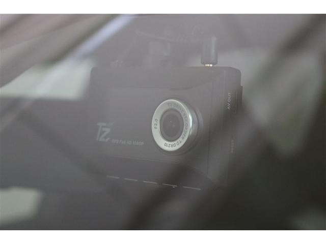 ２カメラタイプドラレコ（フロント＋リヤ）搭載。万が一の場合、責任の所在を明確にできるのはもちろん、観光などお出かけ先の景色を残しておけます。後方からの煽り運転に遭遇した場合でも記録が残ります。