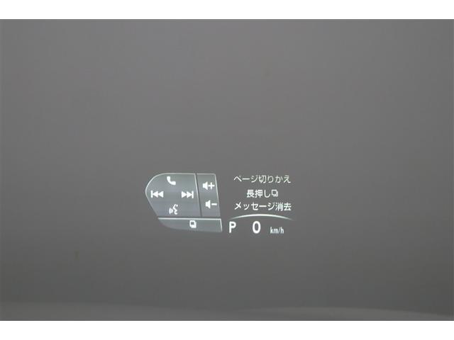 カラーヘッドアップディスプレイです。運転に必要な情報をフロントガラスの視野内に投影することで視線を外さず確認できます。モード変更が可能で、車速のほかに道路標識表示など様々な情報をワイドに表示します。