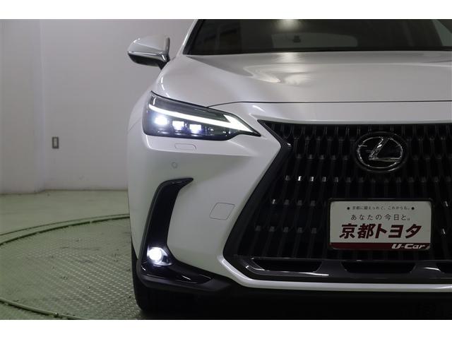 ＬＥＸＵＳらしいデザインのヘッドライトは環境に優しく経済的なＬＥＤ。汚れや積雪を取り除き照射性能を確保してくれるヘッドライトウォッシャー付。オートライト、オートハイビームも装備しています。
