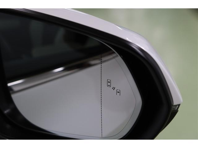 ＢＳＭを装備。さらに、バック出庫の際に左右からの接近車両を検知するＲＣＴＡ、後方状況をカメラで検知し注意喚起するＲＣＤがミラーのインジケーターの点滅と警報音で警告して安全確認をサポートしてくれます。