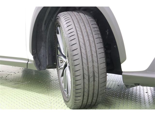 タイヤサイズ　２３５／５０Ｒ２０。万が一パンクした場合など、タイヤの空気圧がゼロになっても一定の速度で一定の距離を走行できるランフラットタイヤを装着しています。