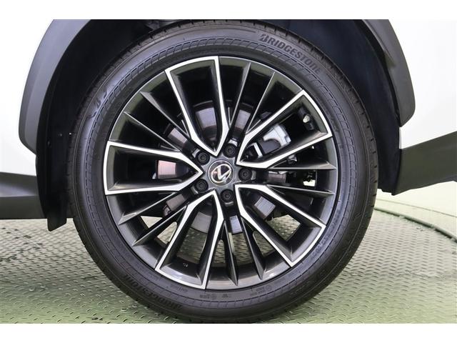 ダークグレーメタリック塗装＋切削光輝でスポーティなデザインの純正アルミホイールを装着しています。足元をクールに引き締めてくれ、しっかりした走りも楽しめますよ。