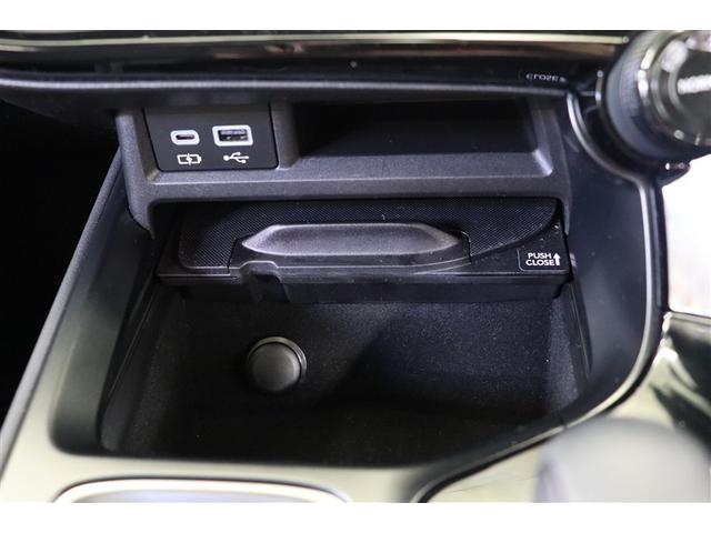 データ通信用と充電用のＵＳＢポートが装備されています。車内にあると便利なアイテムのひとつですね！充電中のスマホなどの置き場に便利なポケットも備えています。