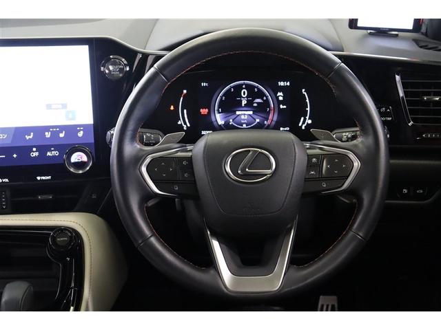 ステアリングから手を放さず瞬時にシフトチェンジできるパドルシフト付。コーナーで減速した後瞬時に加速したい時などに便利です。ステアリングにはヒーターも装備。手のひらから温まるので冬のドライブも快適です。