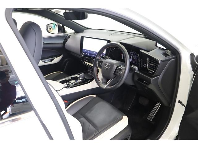 【トラクションコントロール】が濡れた路面や雪道等で常に安定した走行をサポート。ペダルを踏み続けなくても停車状態を保持する【ブレーキホールド】が運転者の疲労軽減に貢献しています。