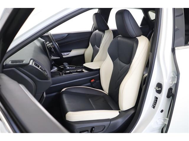 立体感のあるシートは高級感があり、耐久性や撥水性に優れた本革です。全ての席がヒーター付パワーシートです。運転席と助手席は背もたれと座面を換気し蒸れを防ぐベンチレーション機能も搭載しています。