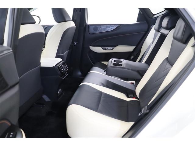 後部座席は頭上や足元に十分な余裕を感じられる広々とした空間です。座面も深く身体がすっぽり収まるので姿勢が安定して疲れにくいですよ。可動式のアームレストにはドリンクホルダーが装備されています。