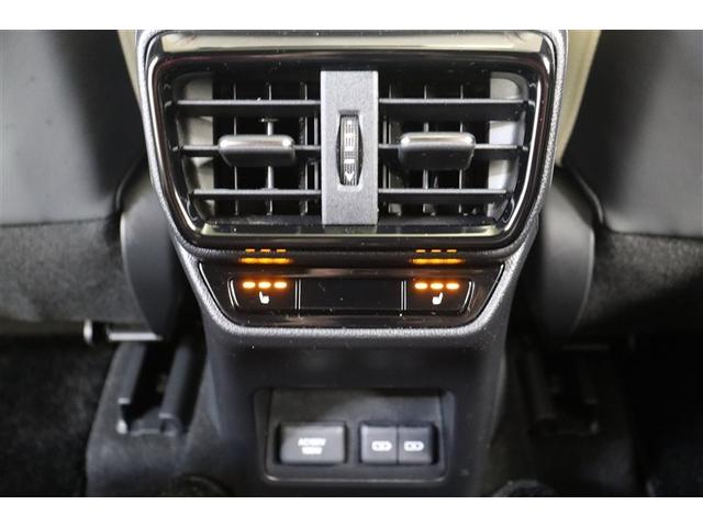 後部座席に向けたエアコン吹き出し口が装備されています。この吹き出し口が有ると、リヤエアコンがなくても後席の快適性はぐんとアップします。後席シートヒーターの調整ボタンも装備しています。